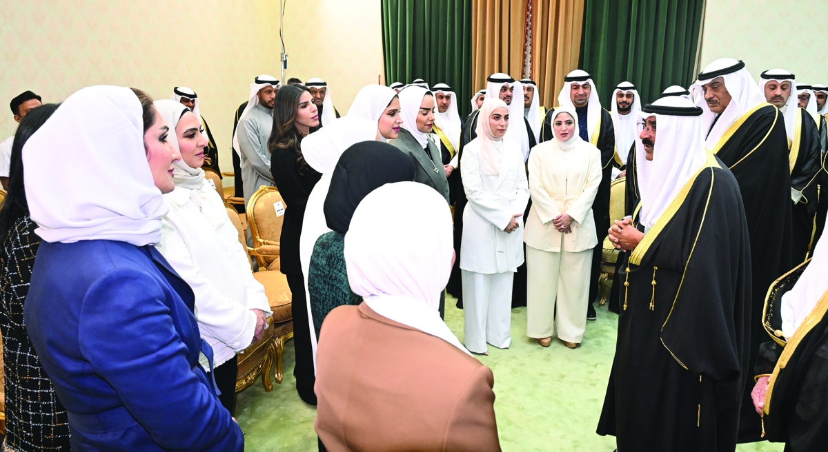 


صاحب السمو في حديث جانبي مع عدد من القاضيات 