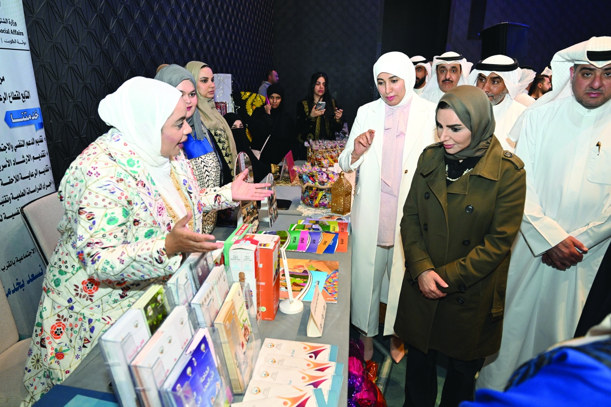 الحويلة خلال جولتها بالمعرض المصاحب للاحتفالية 