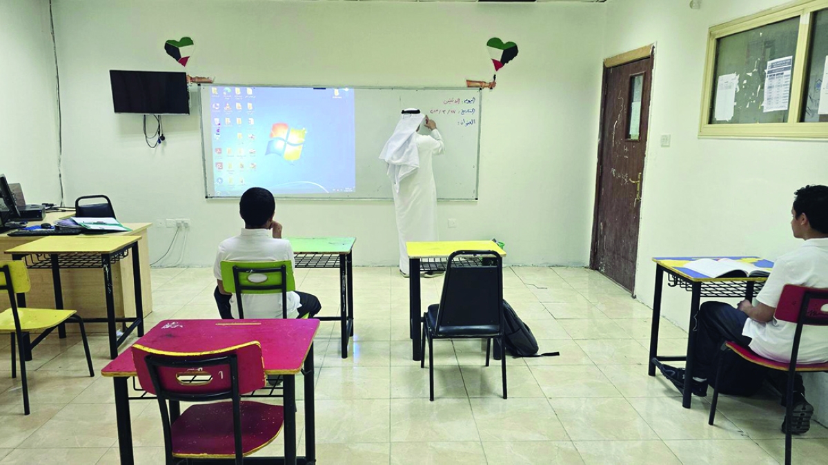 طالبان فقط في أحد فصول مدرسة متوسطة