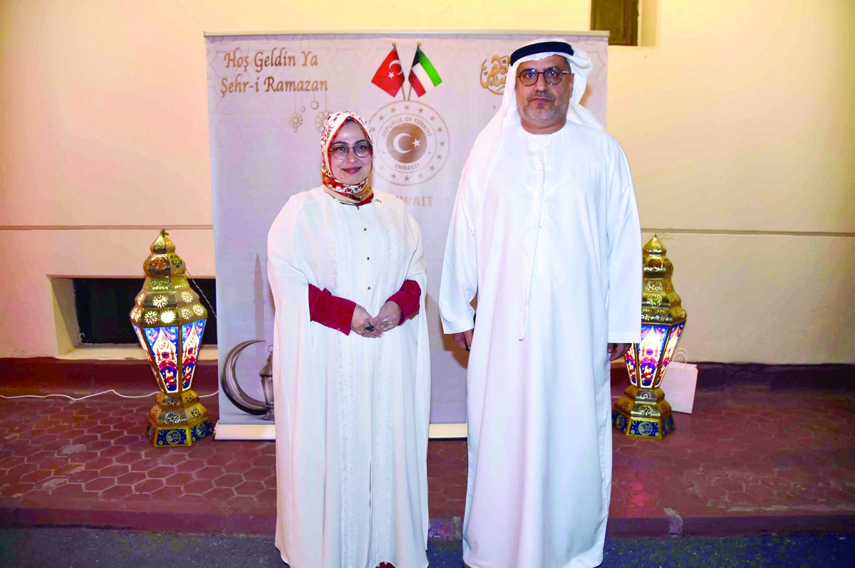 السفير الإماراتي مُهنّئاً السفيرة التركية 