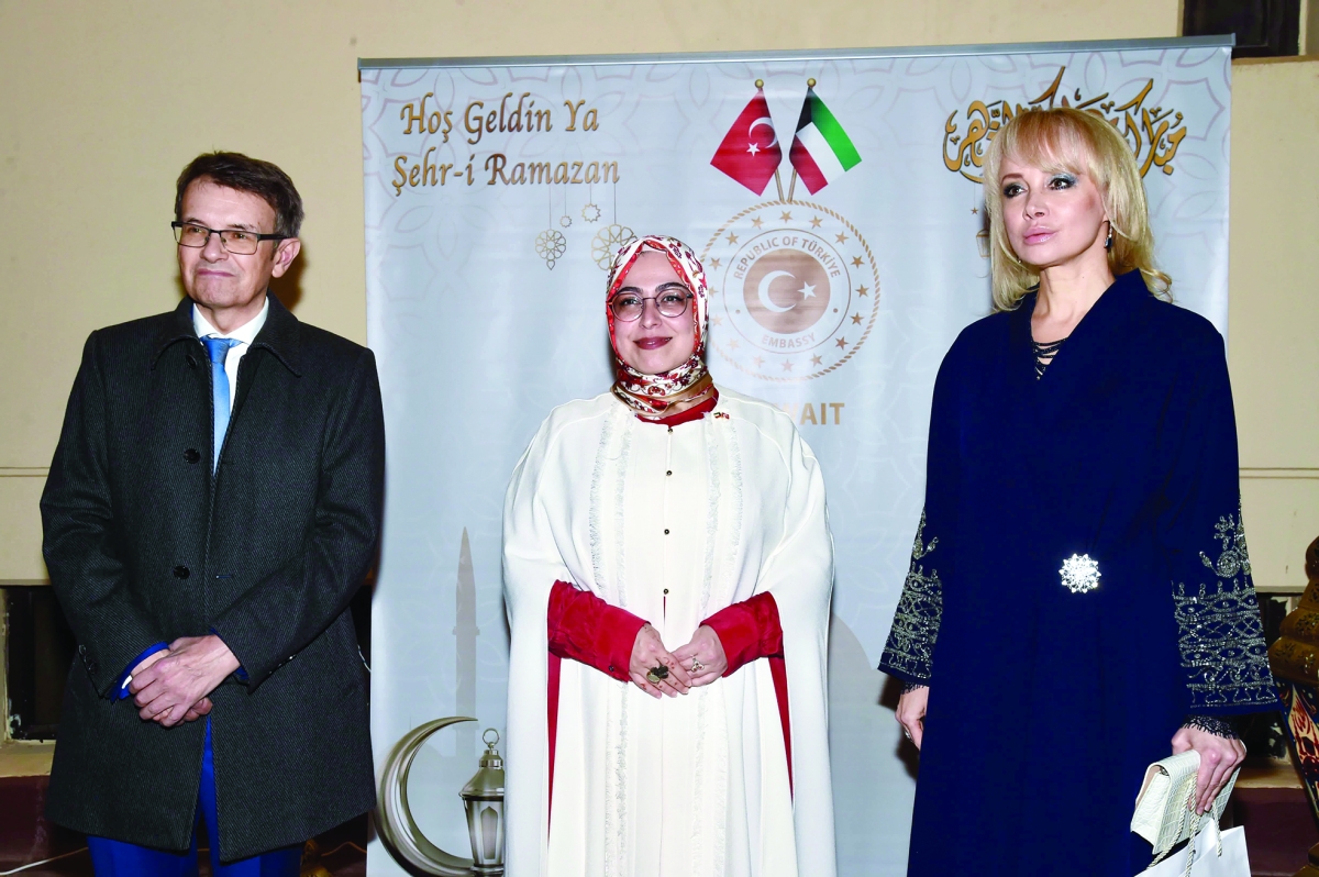 السفير الإسباني وزوجته مع السفيرة التركية 