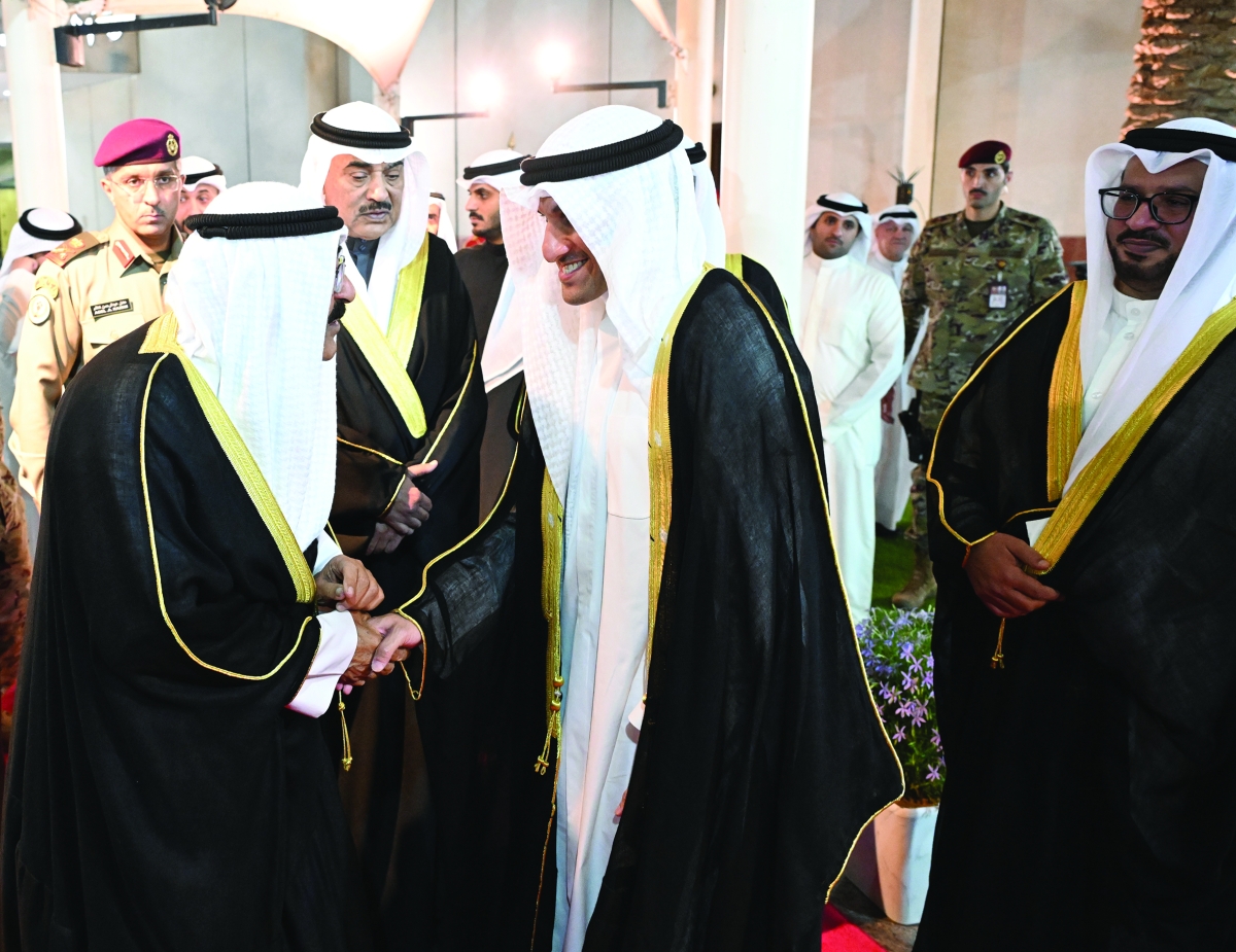 


صاحب السمو مصافحاً مدير هيئة الرياضة بالتكليف 