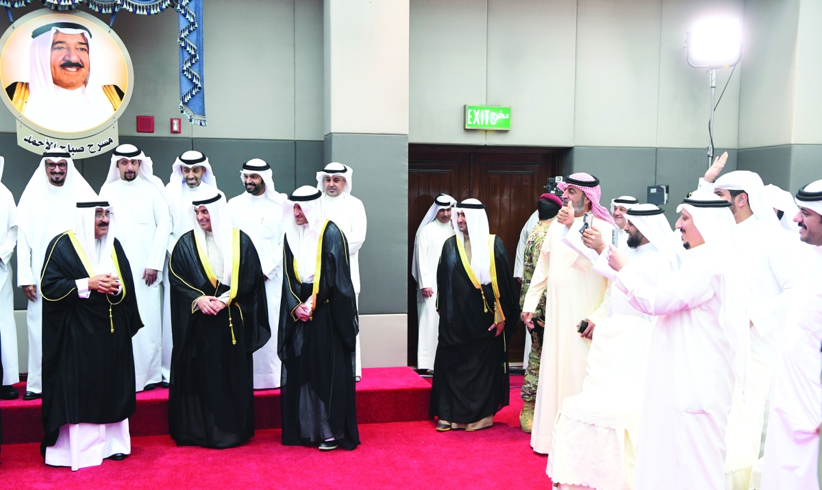 


عدد من منتسبي النادي يلتقطون صوراً لسمو الأمير أثناء التقاط الصورة التذكارية 