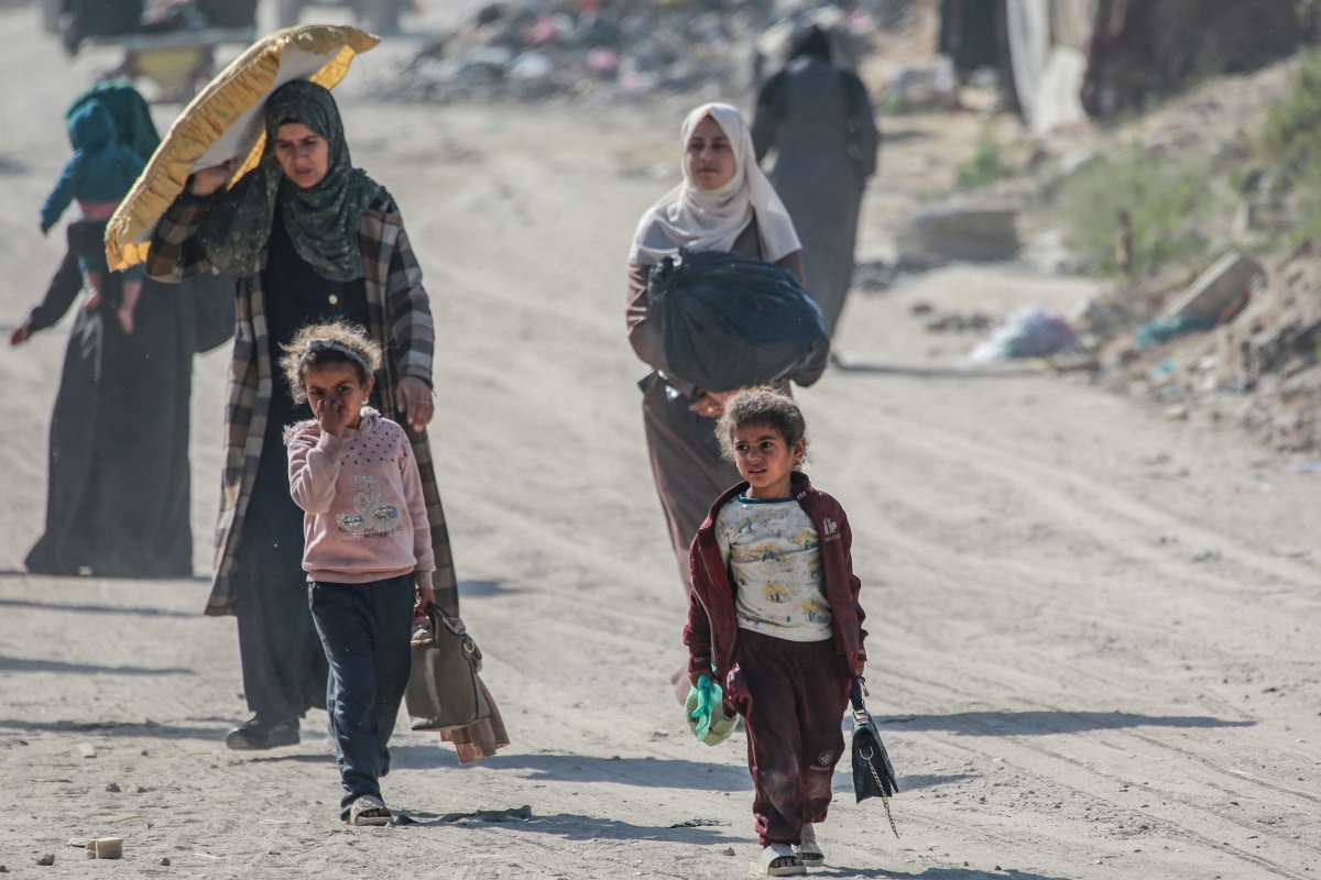 الفلسطينيون ينزحون مجدداً في غزة (أ ف ب)