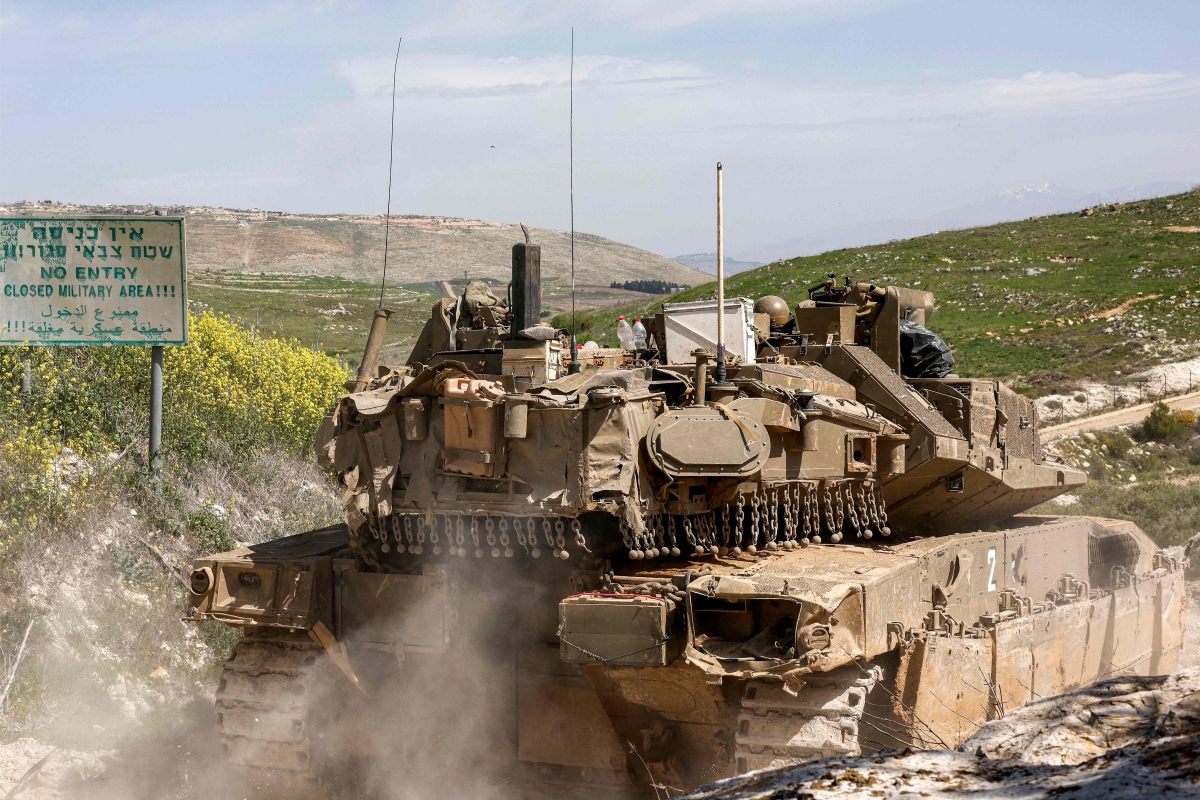 دبابة «ميركافا» إسرائيلية قرب الحدود مع لبنان (أ ف ب)