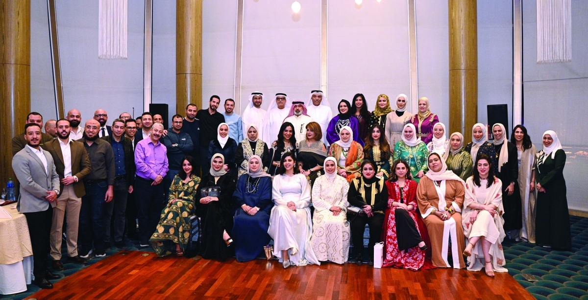 المشاركون في الغبقة في لقطة جماعية 	 (تصوير نايف العقلة) 