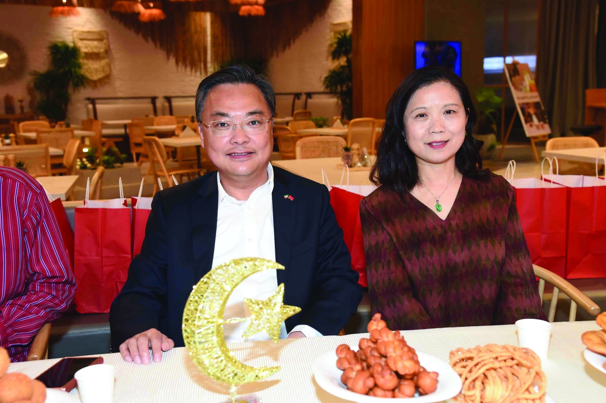 السفير الصيني وحرمه خلال حفل الإفطار 