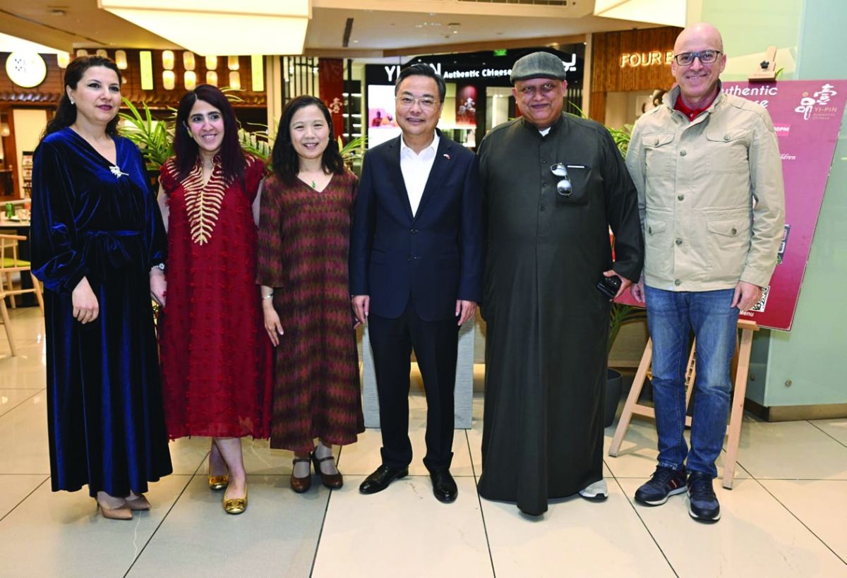 السفير جيناوي وحرمه يتوسطان عدداً من الصحافيين في الحفل 