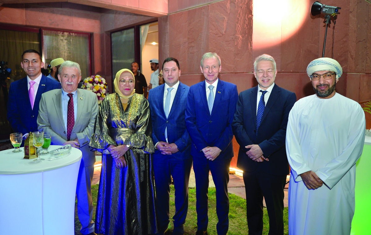 عدد من السفراء والدبلوماسيين	(تصوير سعود سالم) 