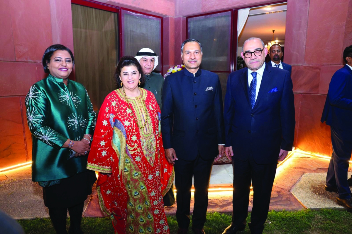 الشيخة هالة البدر والسفير العراقي وهيلة المكيمي مع السفير الهندي 