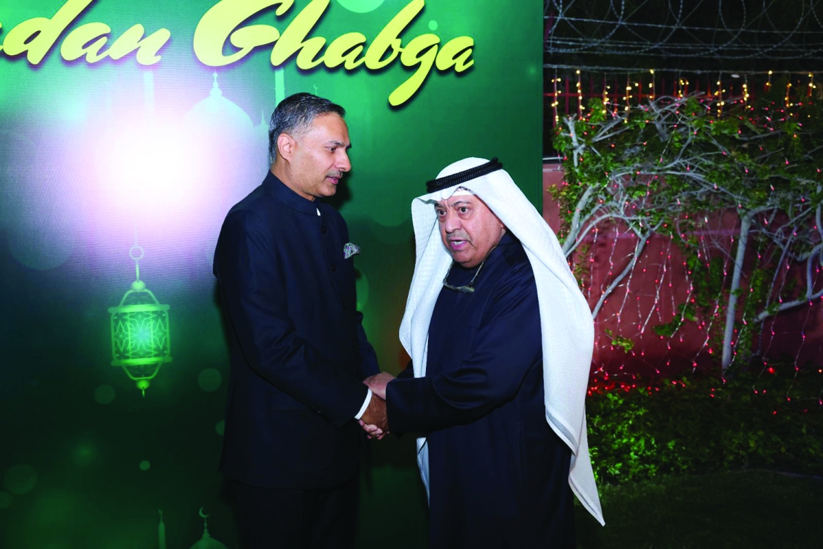 السفير الهندي مستقبلا وزير النفط طارق الرومي 