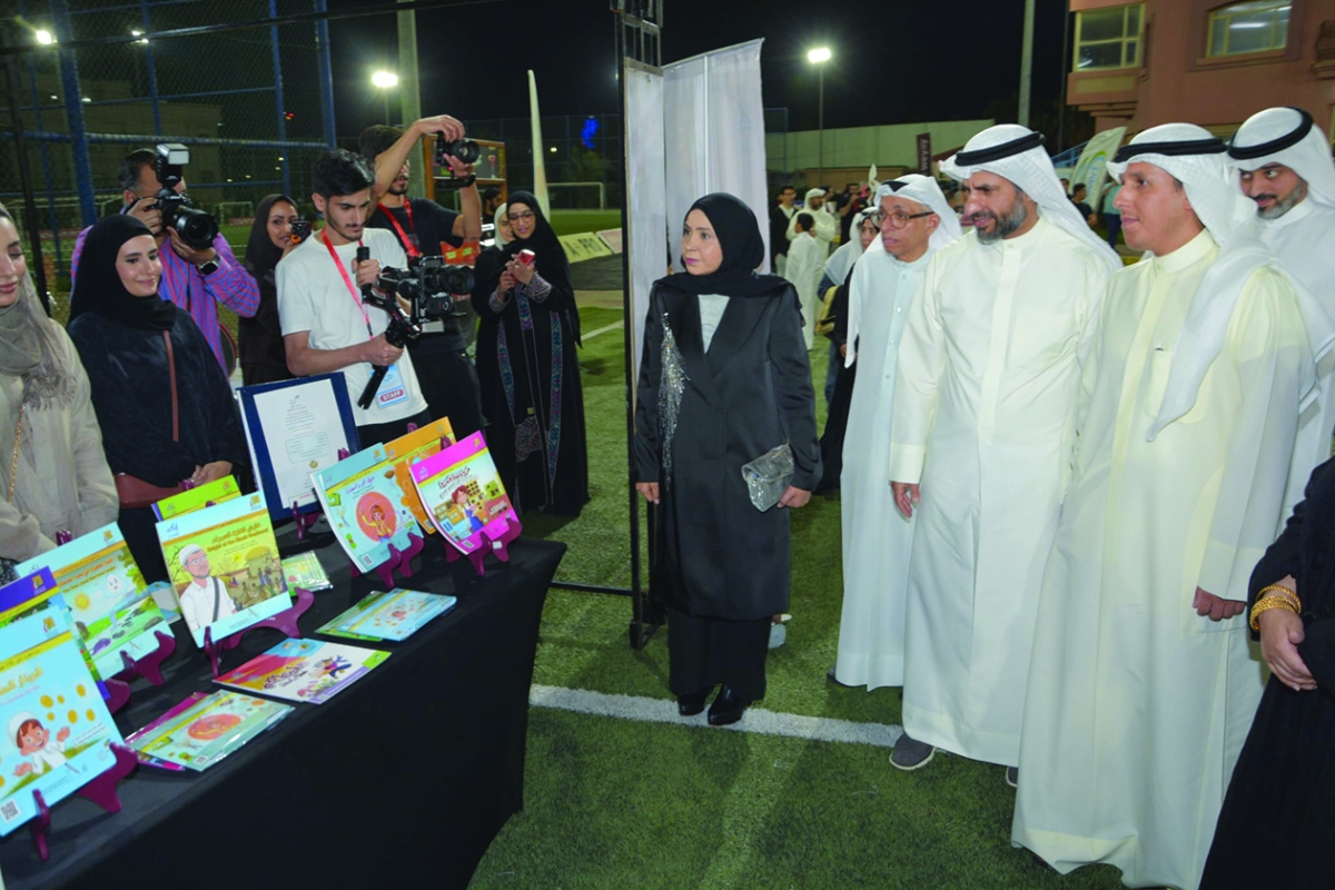 الوسمي يتجول في المعرض المصاحب للفعالية