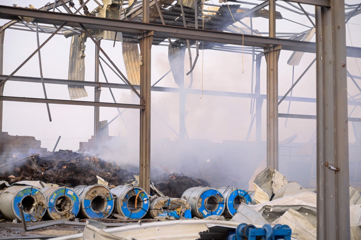 مصنع حديد تعرض لغارات أميركية في محافظة الحديدة (أ ف ب)