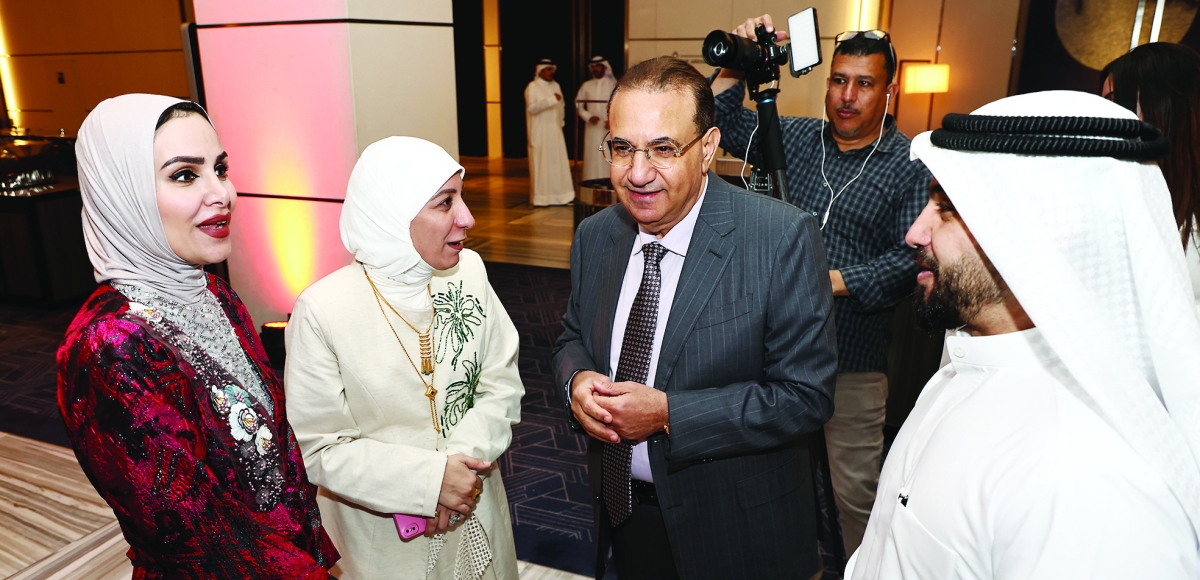 


د. رفعت حليم وحديث جانبي مع بعض الصيادلة 