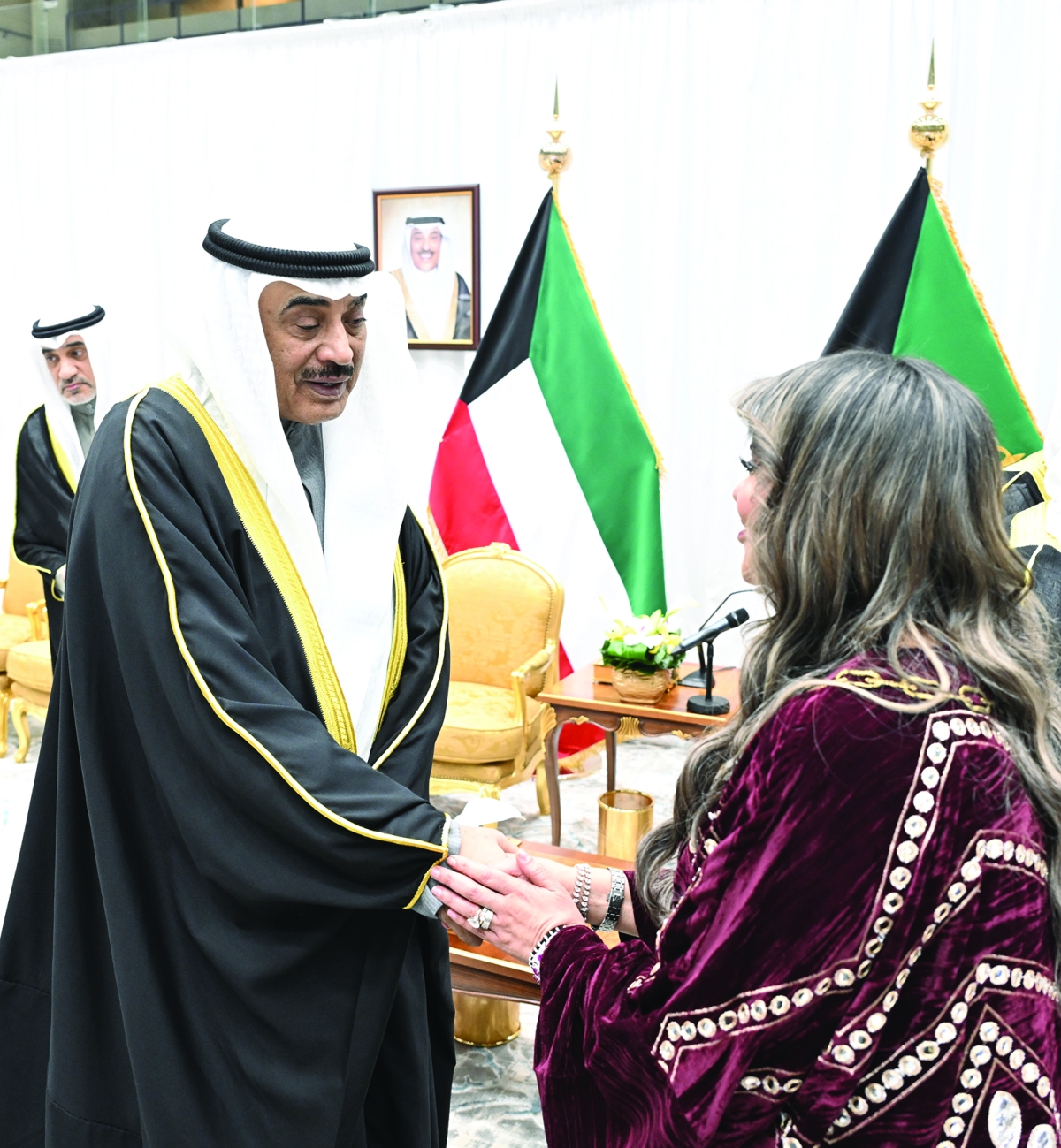 ولي العهد مع إحدى عضوات إدارة النادي الكويتي الرياضي للمعاقين 