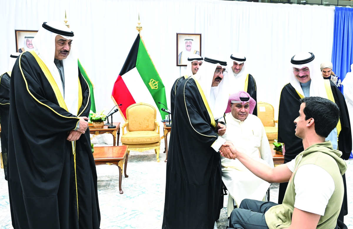 صاحب السمو مصافحاً أحد أبطال ذوي الهمم 