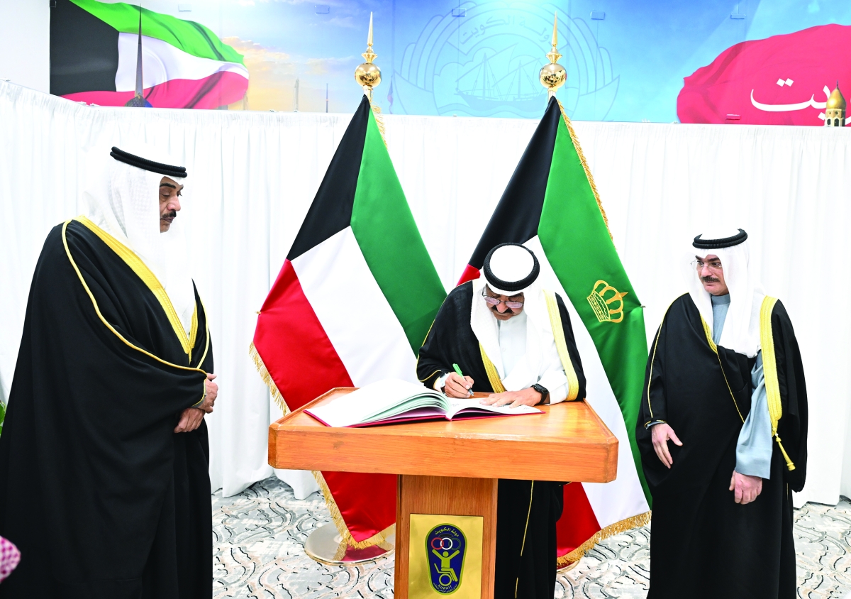 الأمير يوقع على سجل الشرف