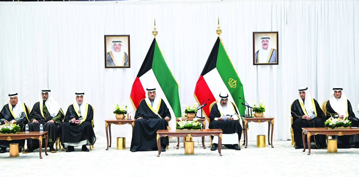 الأمير يلقي كلمته خلال الزيارة وبجانبه سمو ولي العهد 