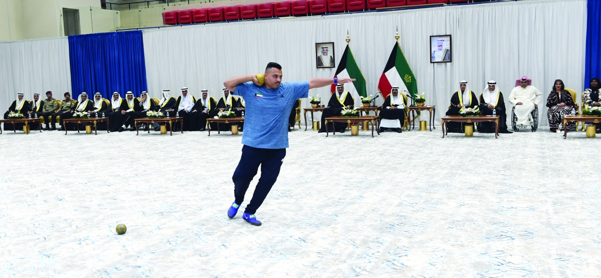 فيصل سرور الحاصل على الميدالية الذهبية في دورة الألعاب البارالمبية في باريس 2024 يقدم عرضاً للعبة دفع الجلة 