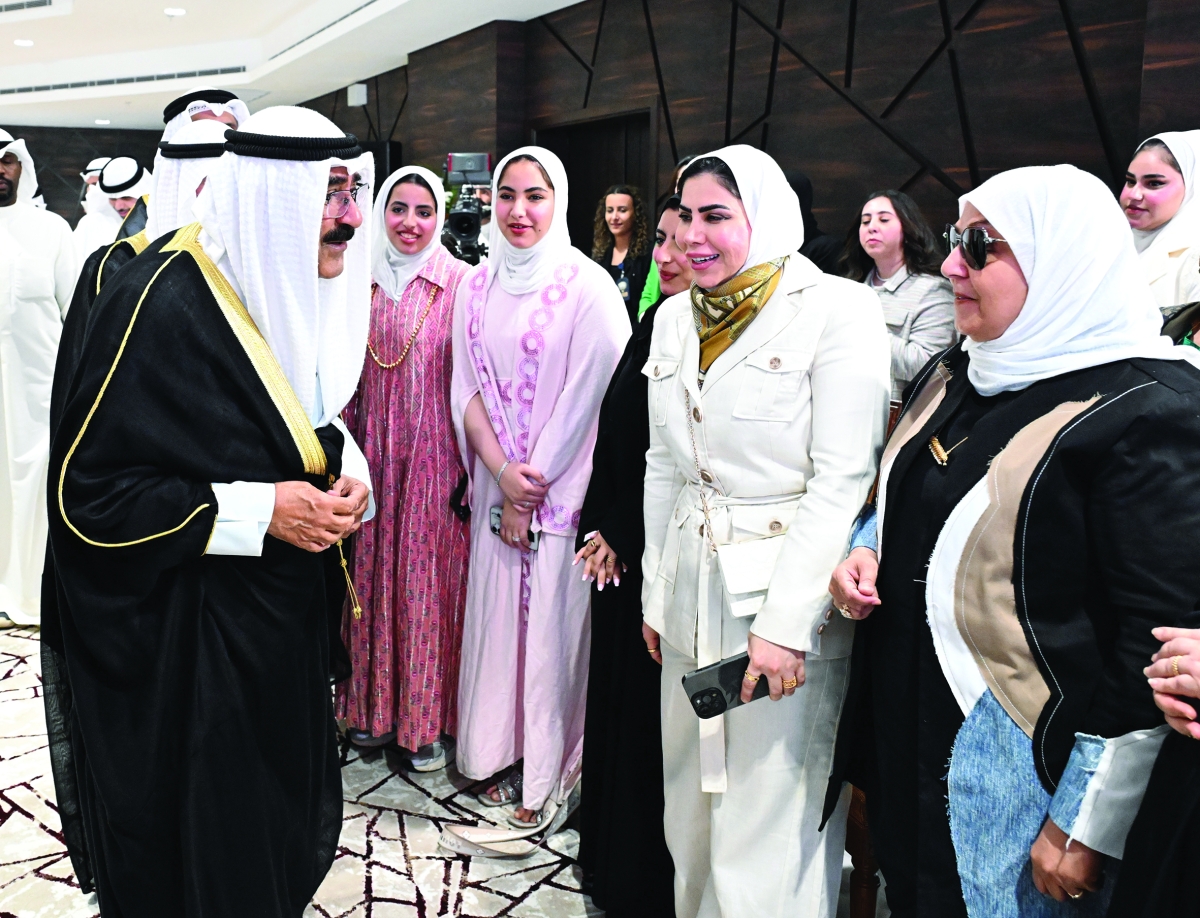 صاحب السمو في حديث مع عضوات في الجمعية