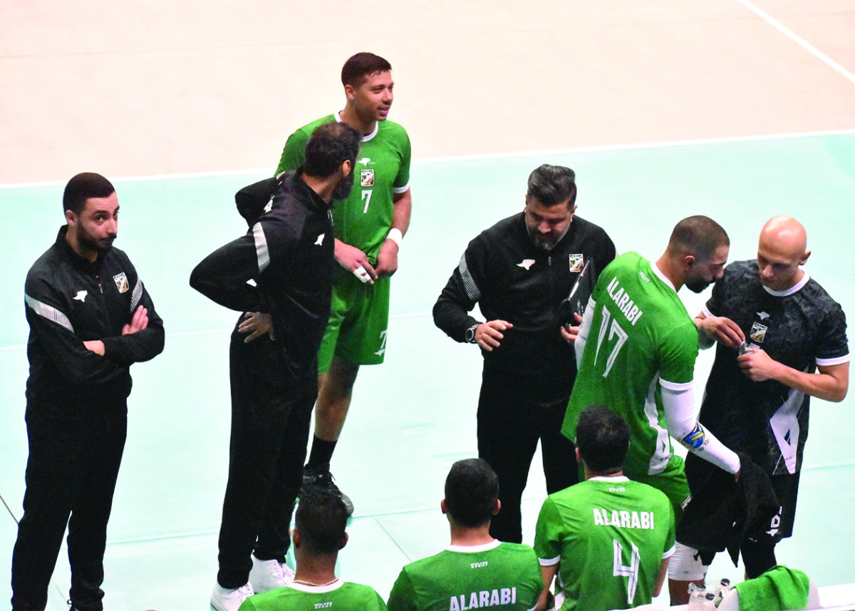 لاعبو طائرة العربي