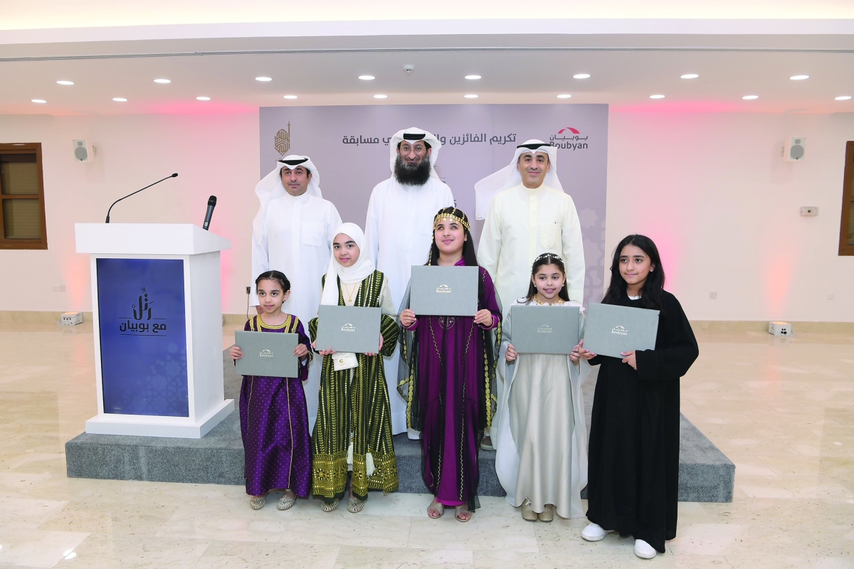 الإدارة التنفيذية مع الفائزات 