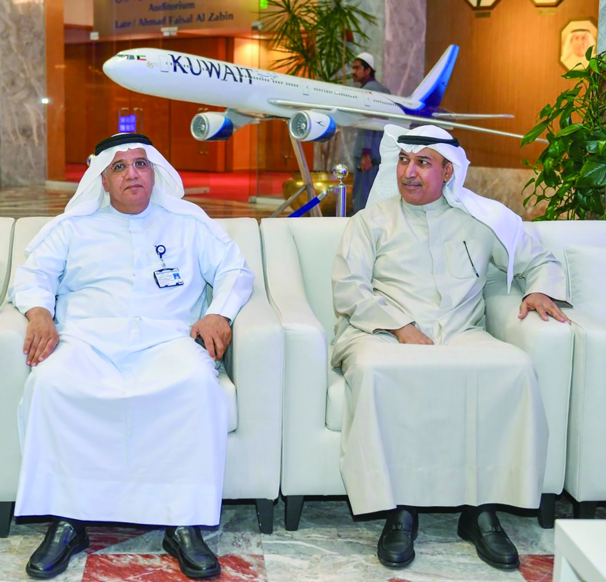 


الفقعان والكريباني خلال الحفل 