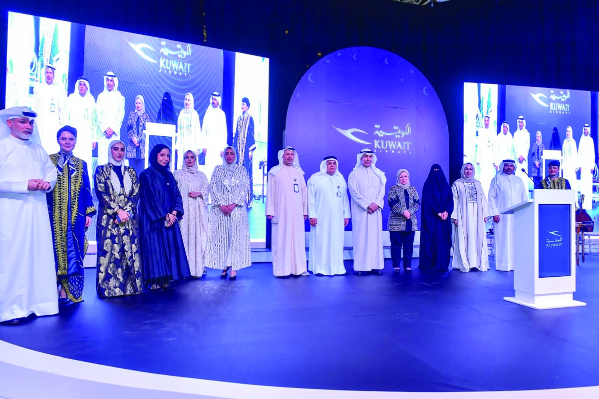 


الفقعان والعنزي والكريباني يتوسّطون مريم العنزي ومنتسبي «التربية» أثناء تكريمهم 