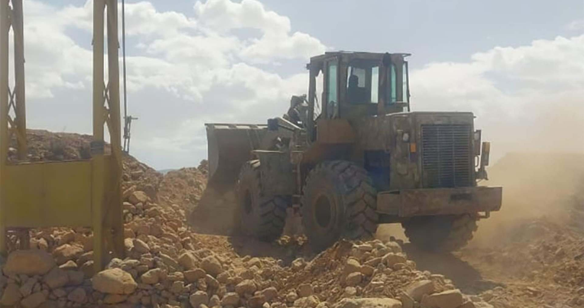 جرافة لبنانية تُغلق معابر غير شرعية في منطقتَي القصر - الهرمل ومشاريع القاع - بعلبك