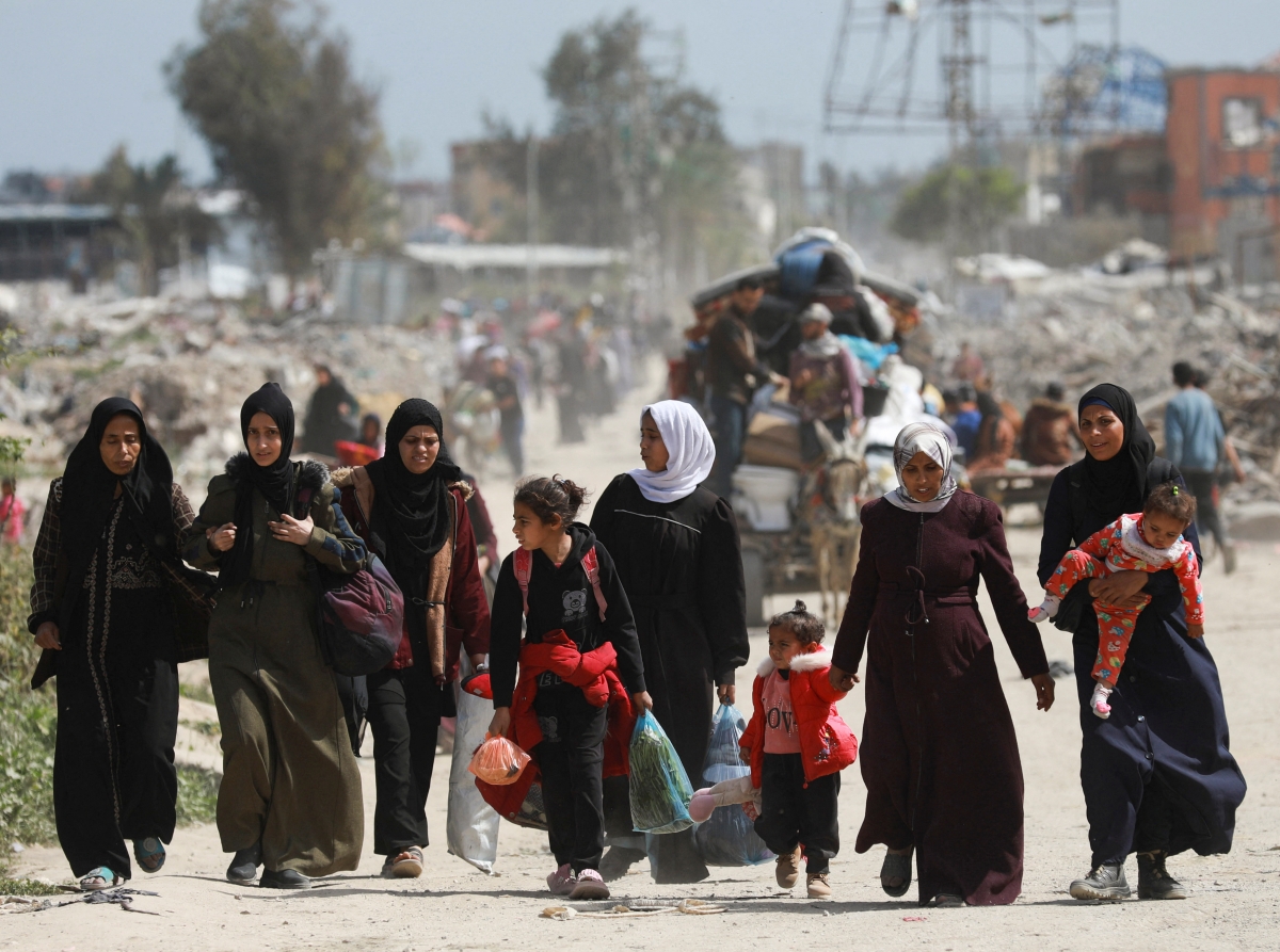 نزوح جماعي من بيت حانون (رويترز)