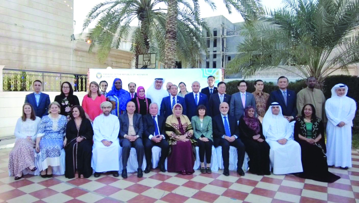  السفيرة الإندونيسية متوسطة السفراء والدبلوماسيين 