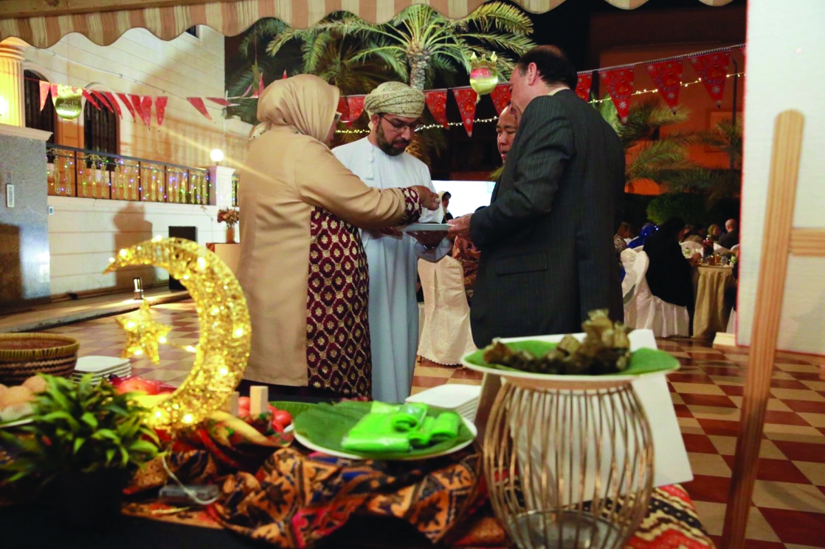  السفيرة ماريانا تقدم مأكولات إندونيسية لبعض السفراء