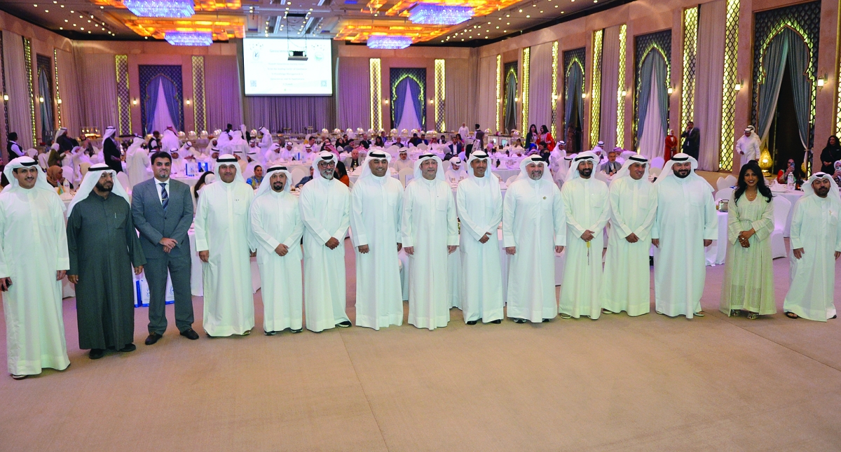 صورة جماعية يبدو فيها العيدان والهاجري والبصري وعدد من أعضاء مجلس إدارة الجمعية الكويتية لعلوم الأرض      (تصوير سعود سالم)