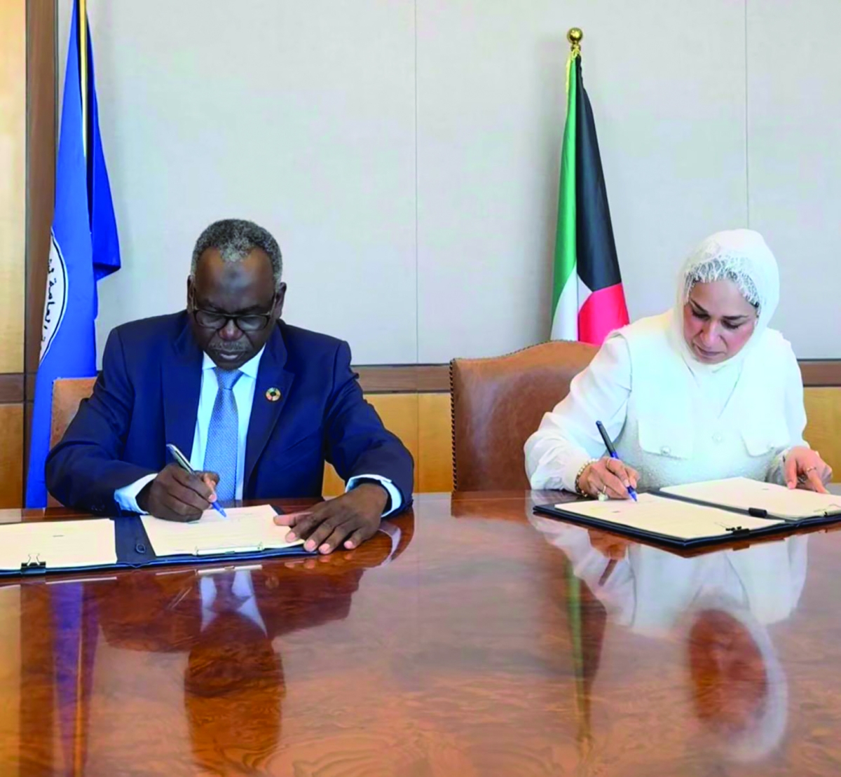 دلال النوري والطيب آدم خلال توقيع الاتفاقية 