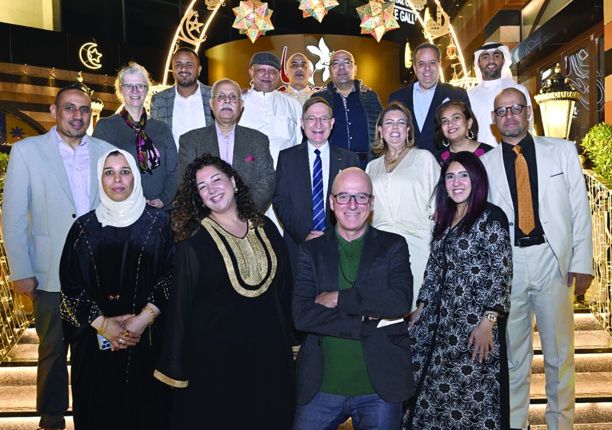 


السفير الألماني مُتوسّطاً مُمَثّلي وسائل الإعلام على هامش الإفطار 