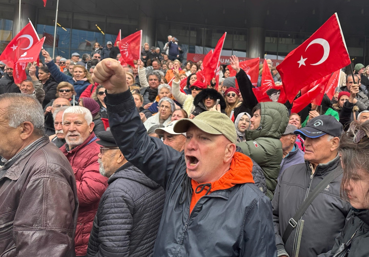 أنصار حزب الشعب الجمهوري يحتجون على اعتقال إمام أوغلو في أنقرة (أ ف ب)