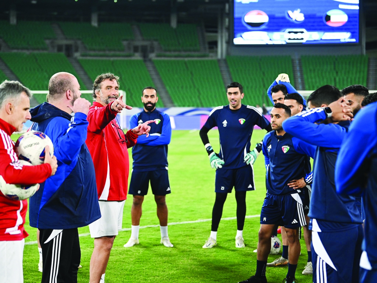 الجهاز الفني للأزرق يوجه اللاعبين