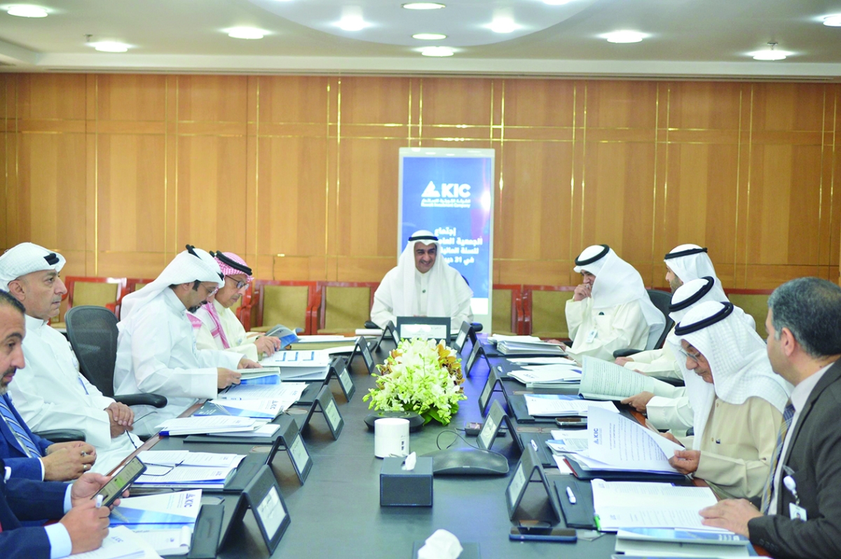 العلي مترئساً الجمعية العمومية 	(تصوير سعود سالم) 