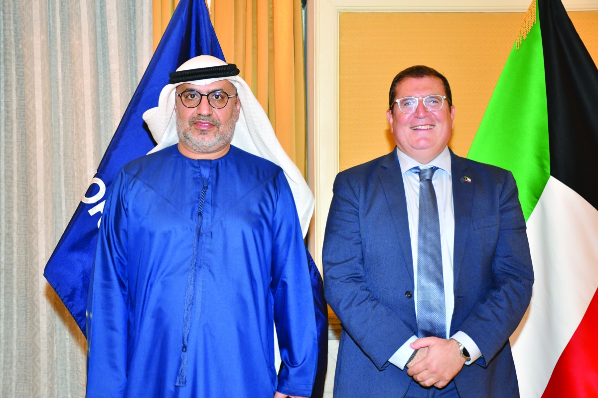 السفير الإماراتي مهنئاً