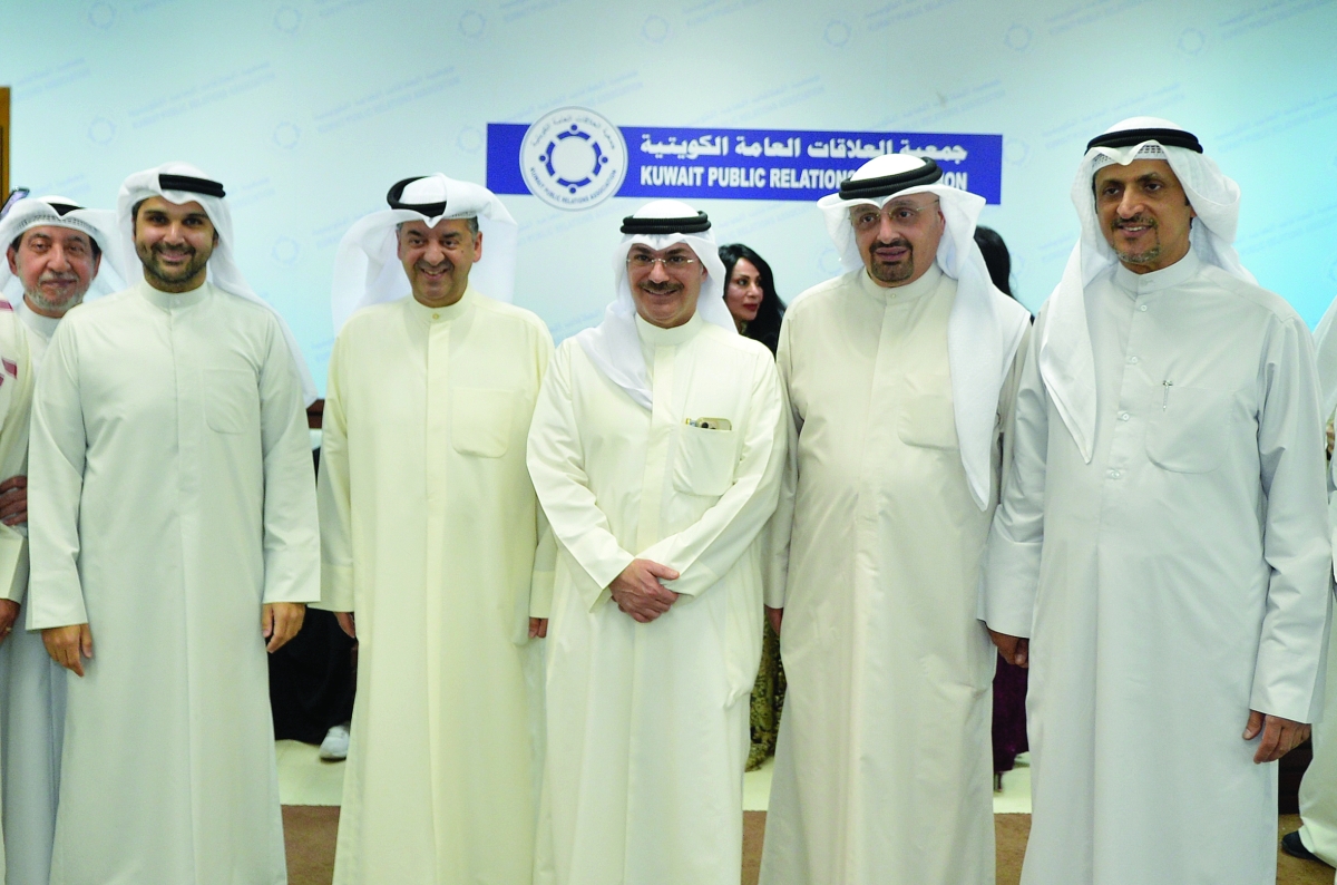 رئيس مجلس إدارة الجمعية يتلقى التهاني 	(تصوير سعود سالم) 