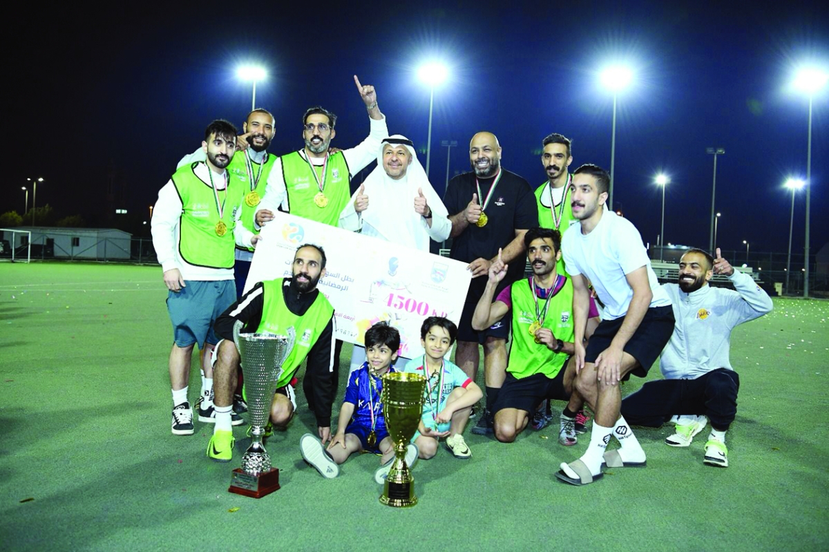 محافظ الفروانية مع فريق المحافظة الفائز