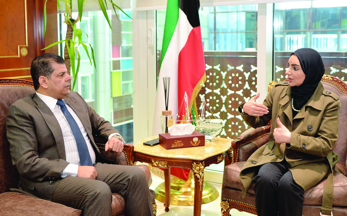 


وزيرة الشؤون الدكتورة أمثال الحويلة متحدثة للزميل رضا السناري 	 (تصويرسعود سالم) 