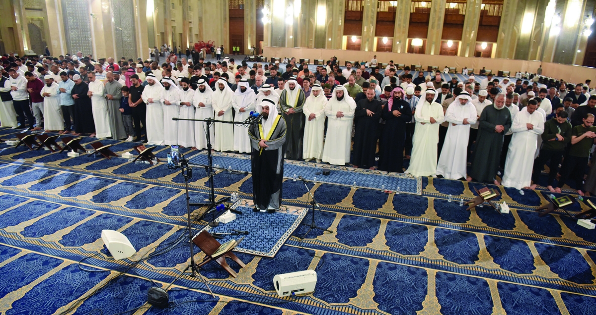 المتهجدون يقيمون الليل في المسجد الكبير 	 (تصوير نايف العقلة) 