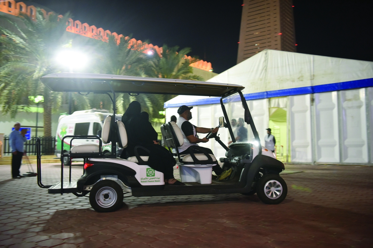 عربات غولف لنقل المصلين للمسجد
