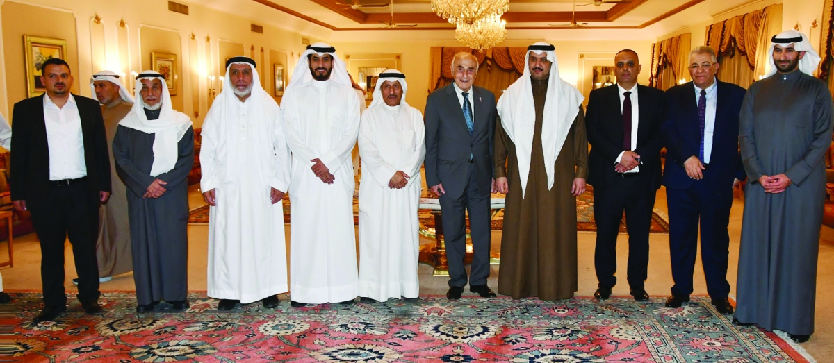 العبدالله وممثلو «وقفية القدس» مع عدد من الحضور 