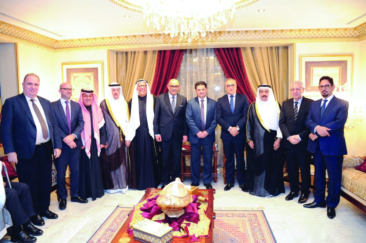 السفير العراقي متوسطا مجموعة من السفراء 