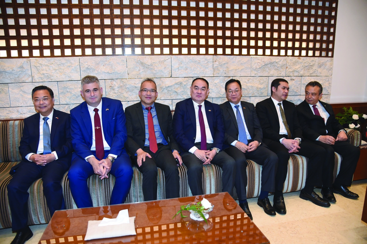  عدد من السفراء والدبلوماسيين