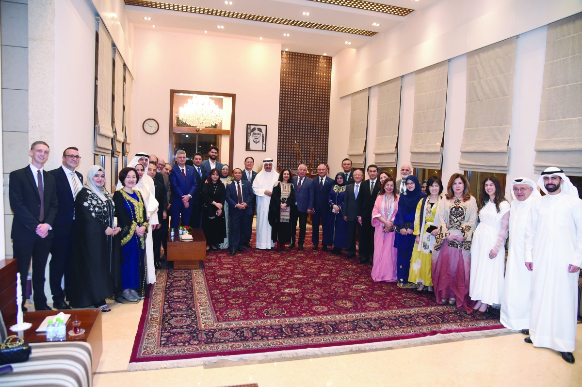 حيات مُتوسّطاً الحضور في لقطة جماعية