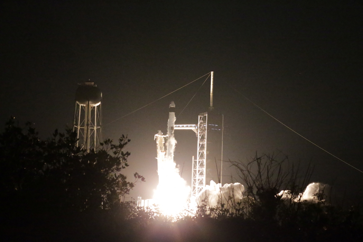 انطلاق صاروخ فالكون 9 من مركز كينيدي للفضاء في كيب كانافيرال