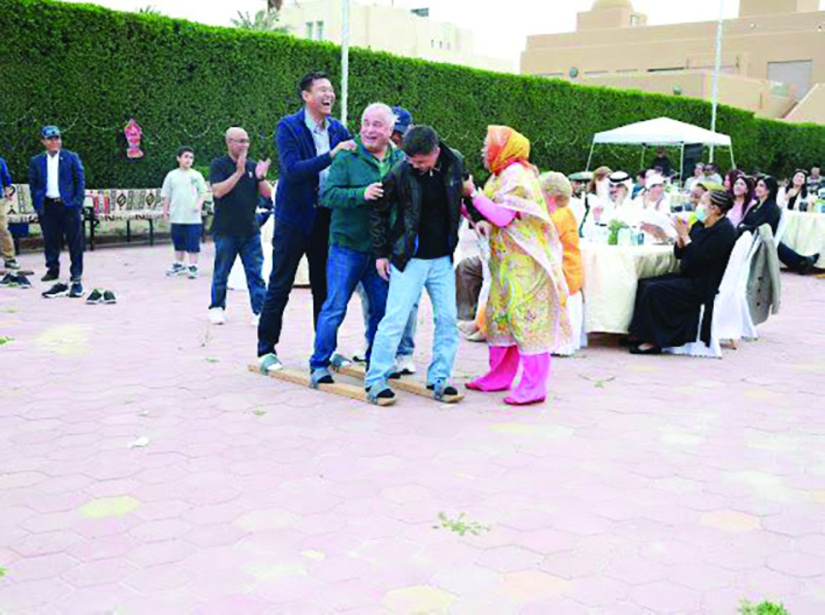 سفراء طاجيكستان وأوزبكستان وقيرغيستان في لعبة المشي بواسطة لوح التزلج